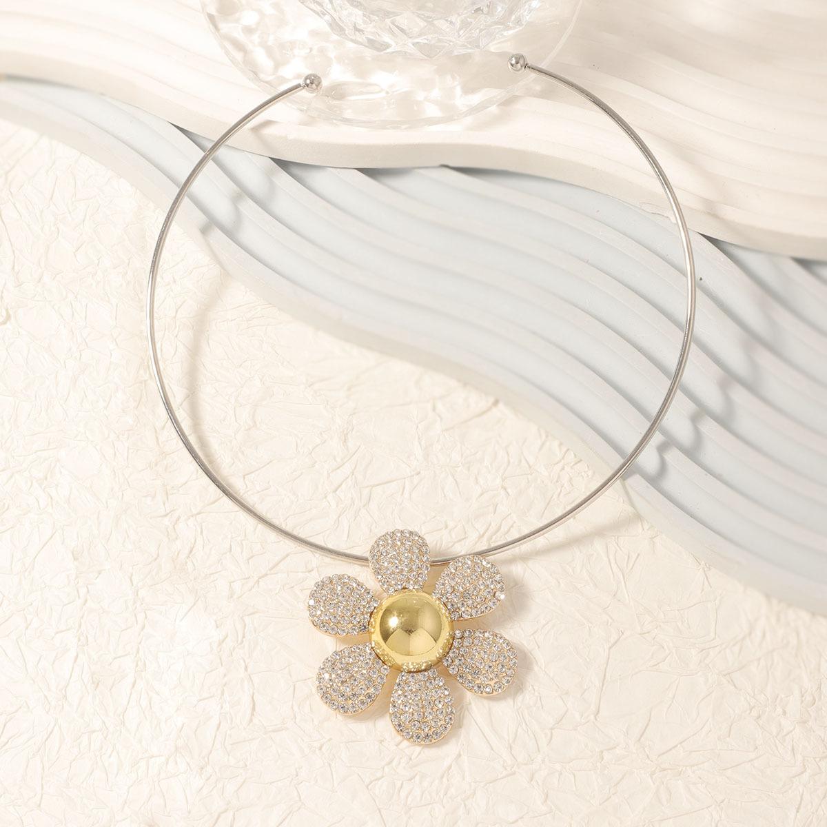 

High-end exquisite design, simple and fashionable diamond-encrusted alloy large flower necklace, daily versatile women s collar срібний