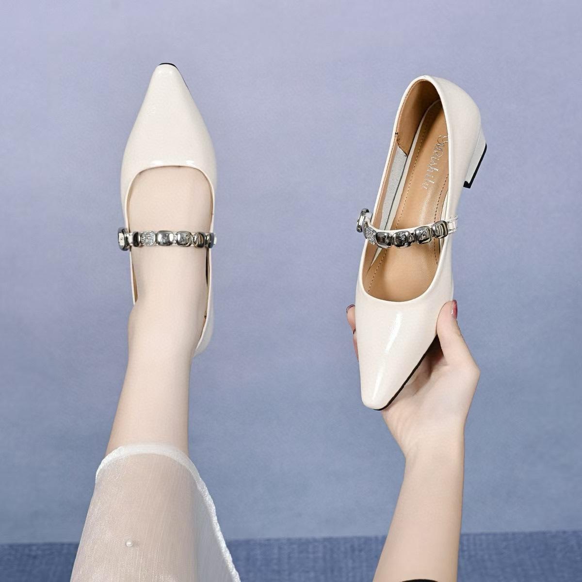 

Женские туфли Мэри Джейн с острым носком, весенняя новинка, с ремешком на одной пряжке, со стразами, с мелким вырезом, простые темпераментные балетки 40 бежевый