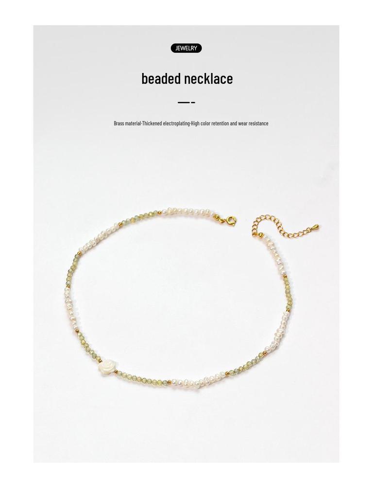 Elegantní chokr s přívěskem kamélie: Perlový náhrdelník ze sladkovodních perel a zirkonů pro špičkovou módu