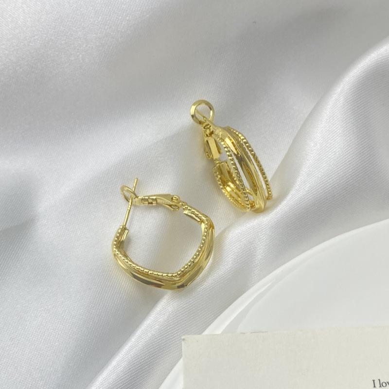 Minimalist Geometric Metal Ear Cuff: Elegant, Unique, Versatile Design for Women.