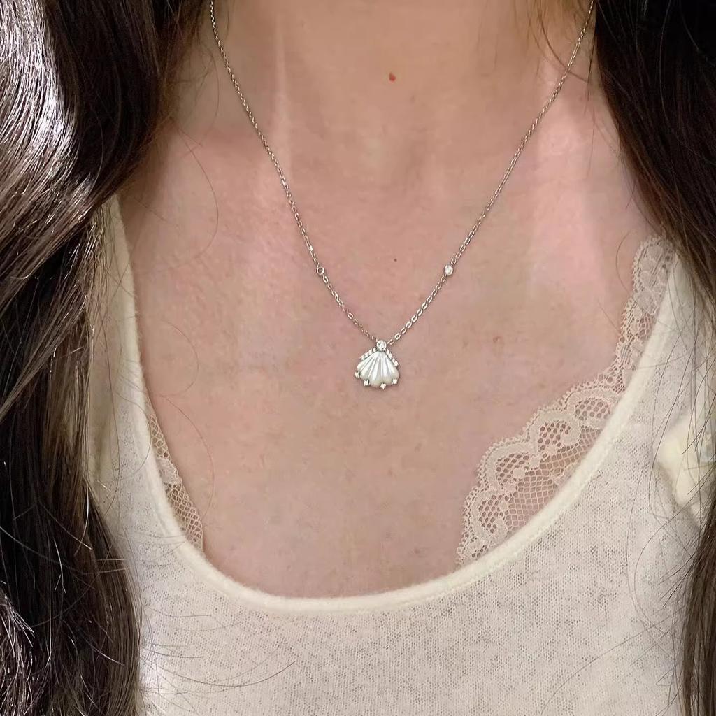 Original Inlay Diamonds White Fritillaria Shell Pendant Exquisite Romantic Sparkling Necklace Wedding Engagement Jewelry Gift