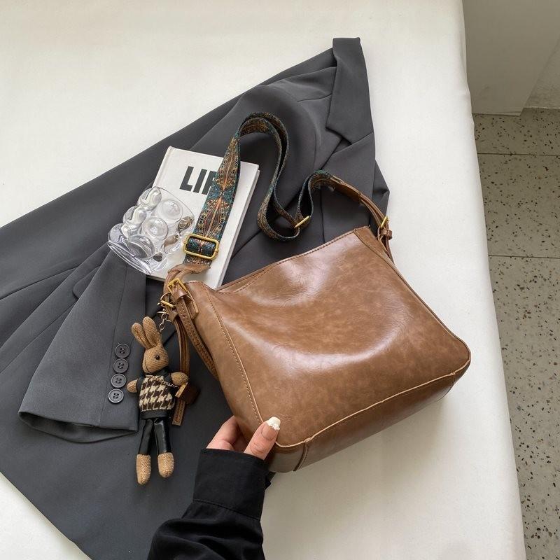 Fashionable Retro Women's Large Capacity Bucket Bag With Premium Quality And Versatile Design