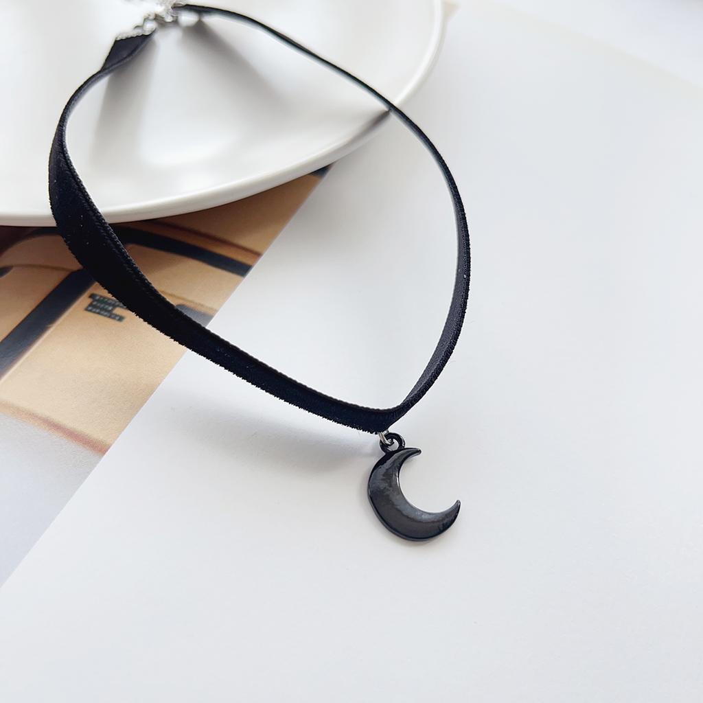 Fashionable, simple and versatile black velvet strap choker moon pendant necklace necklace necklace women's accessories
