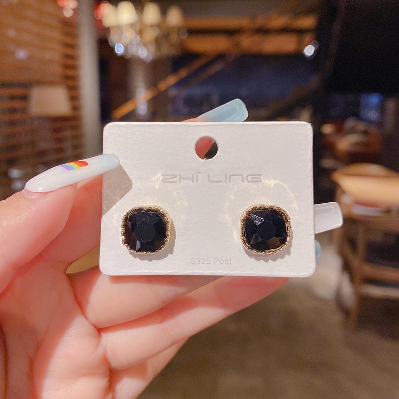 Retro Black Xiaoxiangfeng Stud Earrings Women's Fashion Elegance Temperament High-end Earrings Bow Love Versatile Earrings