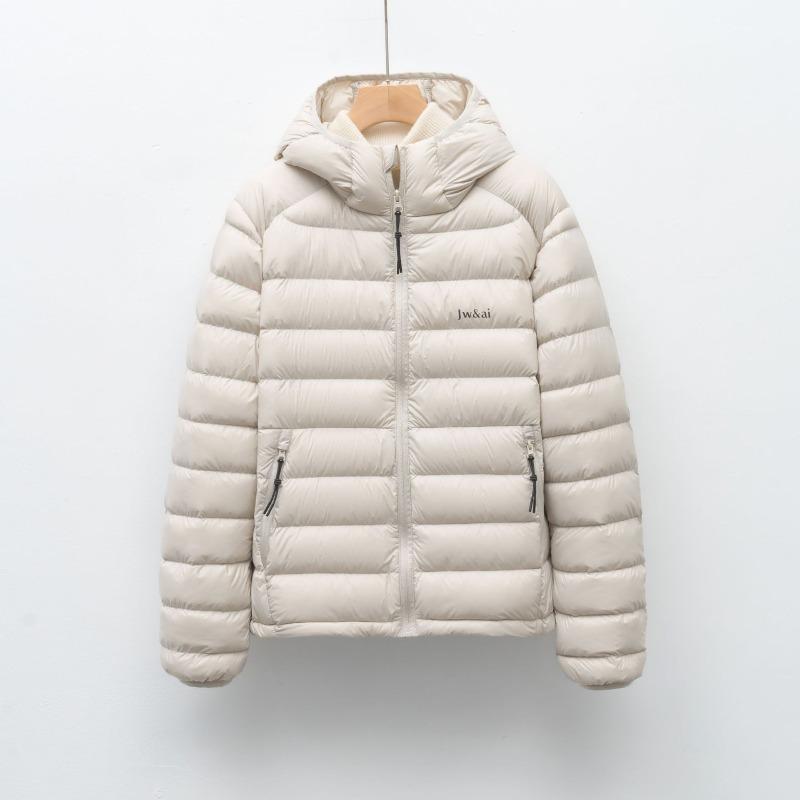 Herbst- und Winterlicht und einfache einfarbige Damenmode warme Daunenjacke mit Kapuze