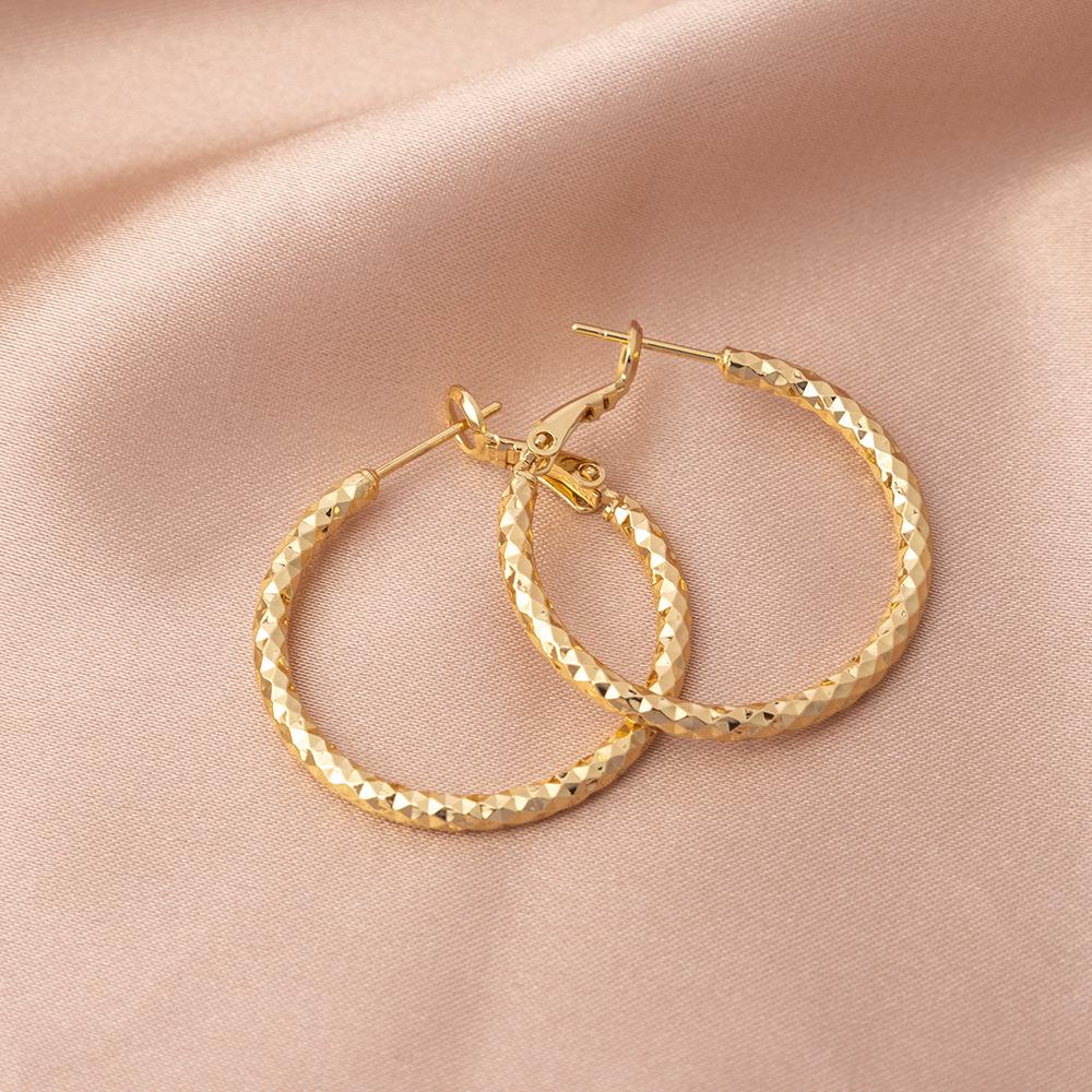 

Преувеличенные серьги-кольца высокого класса - Стильные и универсальные аксессуары для ушей в стиле легкой роскоши