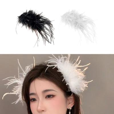 Boho Federhaarschmuck mit natürlichen Drapierungen, perfekt für junge Frauen, die ein einzigartiges Fashion-Statement setzen möchten.
