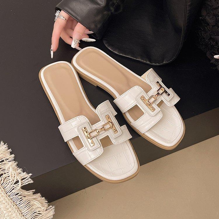 2025 Versão coreana dos novos chinelos de verão femininos moda sola plana bico quadrado chinelos frescos férias uma palavra sapatos de praia