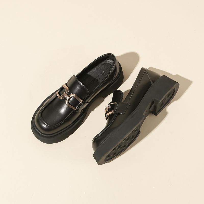 

Лоферы на толстой подошве. Женские маленькие кожаные туфли в британском стиле. Женские новые кожаные туфли без шнуровки на толстом каблуке с металлической пряжкой в ​​стиле ретро.