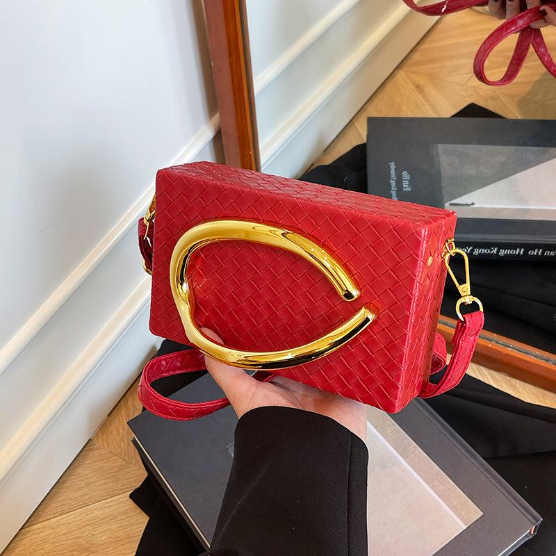 

Women s bag 2025 new European and American fashion personalized retro dinner bag Xiaoxiangfeng diamond shoulder box bag tide чорний