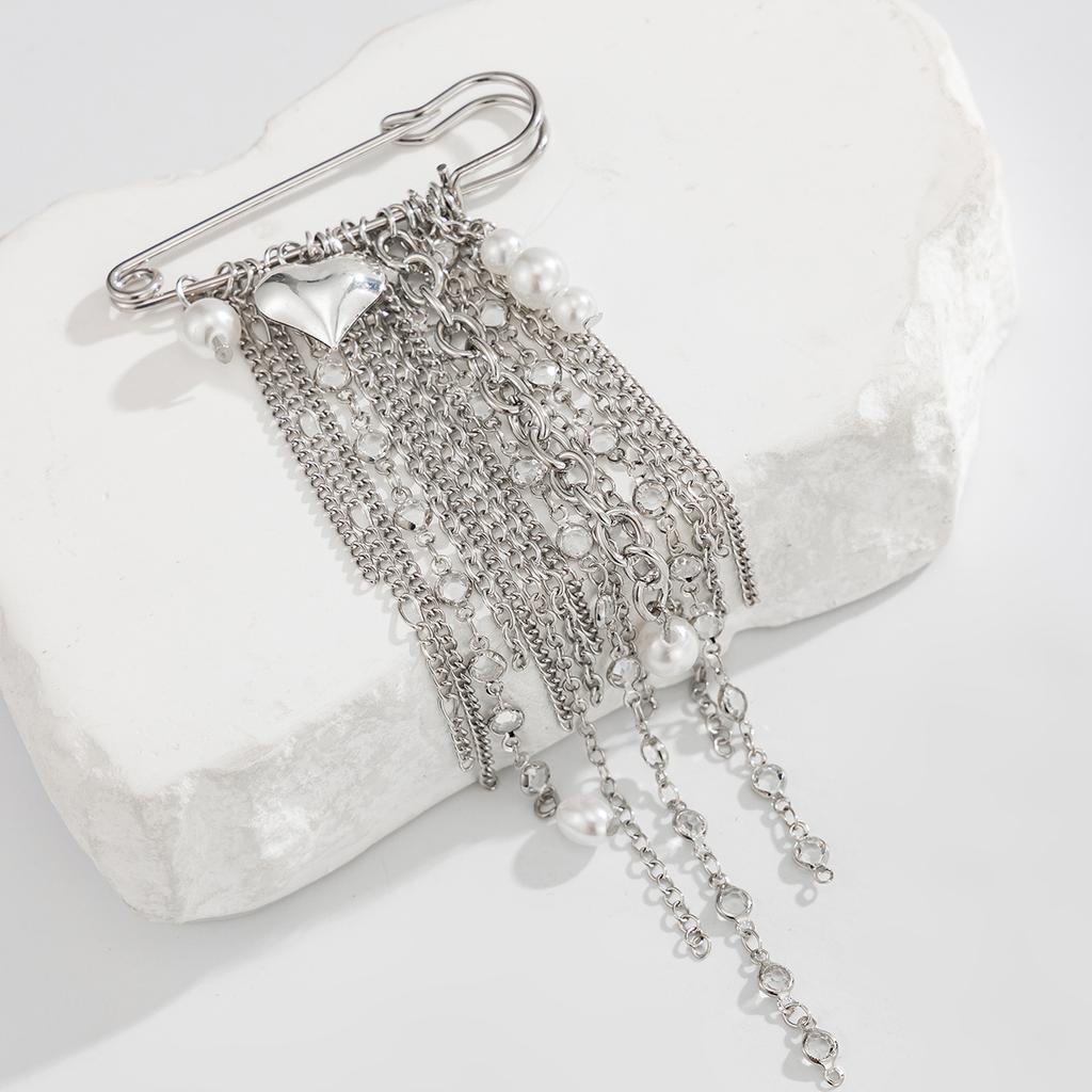 Exaggerated Personality Heart Multiple Chain Tassel Brooches for Women Fashion Imitation  Pearl Brooch Suit Pants Bag Decoration