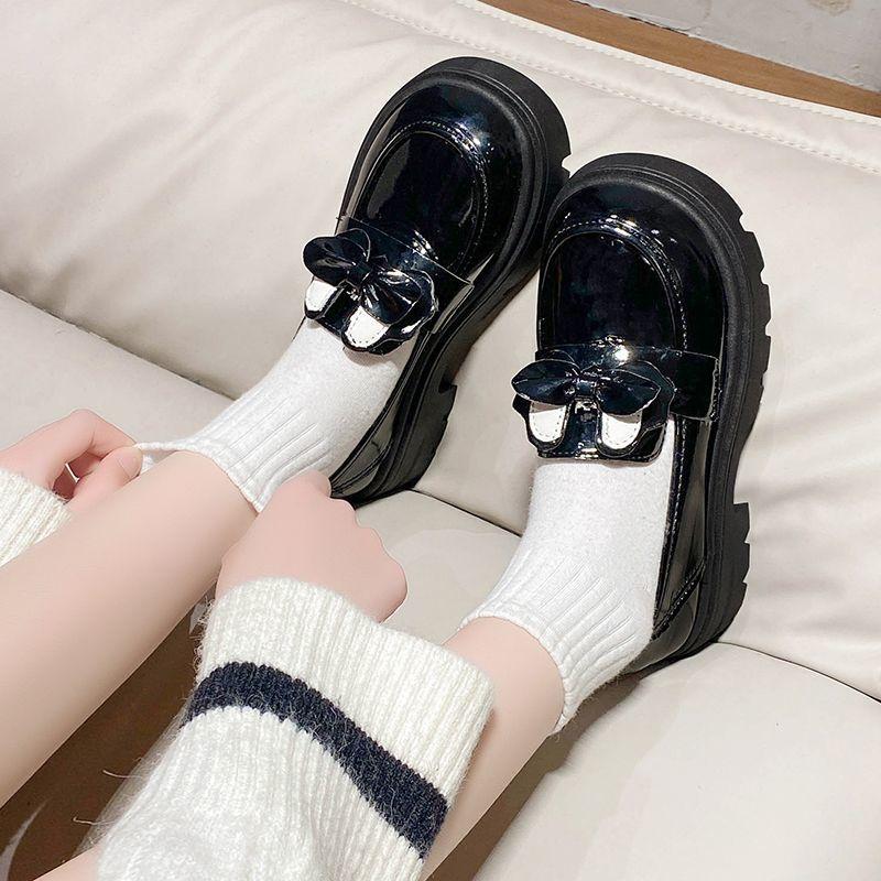 Kokarda czarne mokasyny na jednym pedale małe skórzane buty damskie wiosna i jesień 2025 nowe buty pojedyncze w stylu brytyjskim płaskie mokasyny