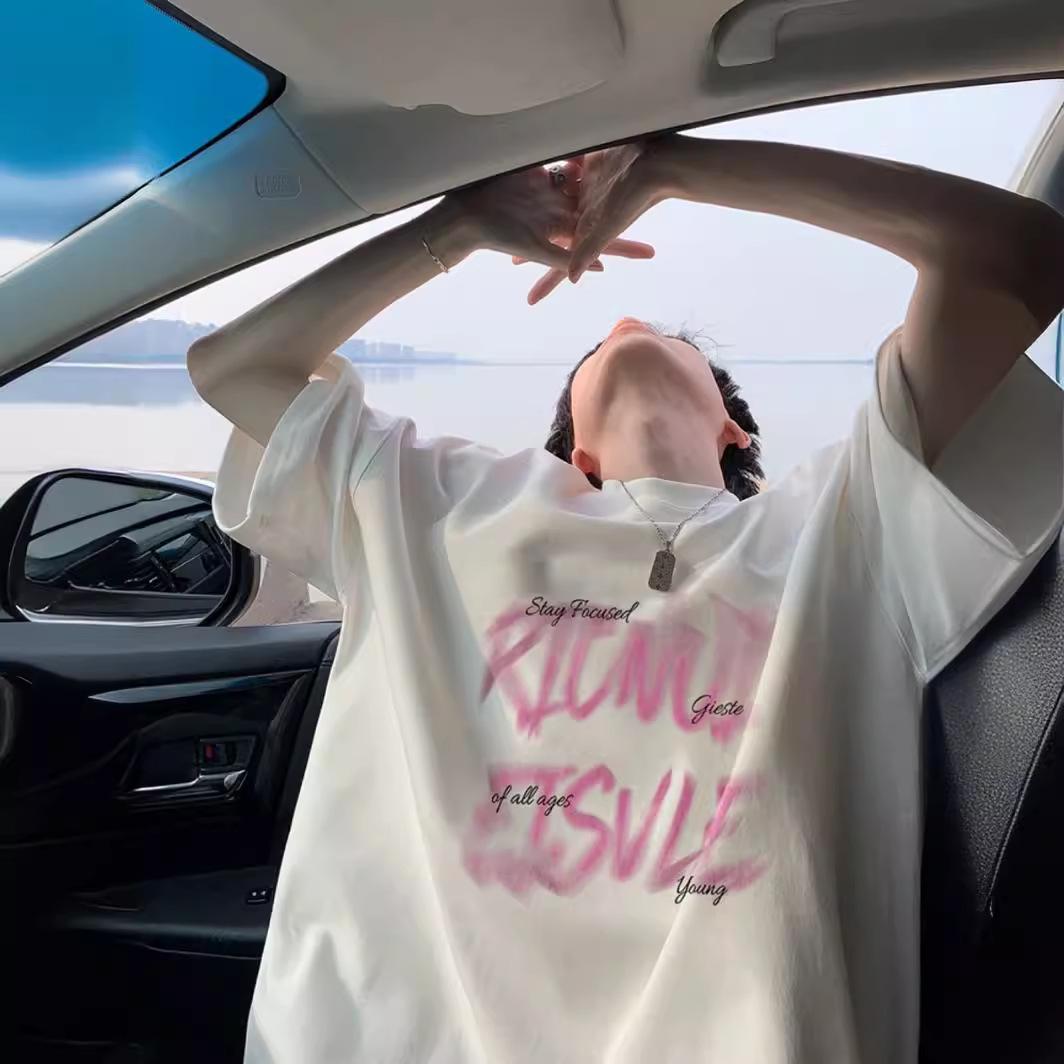 

Мужская белая футболка свободного кроя с красочным размытым буквенным дизайном - Летний стиль с коротким рукавом для пар. L белый