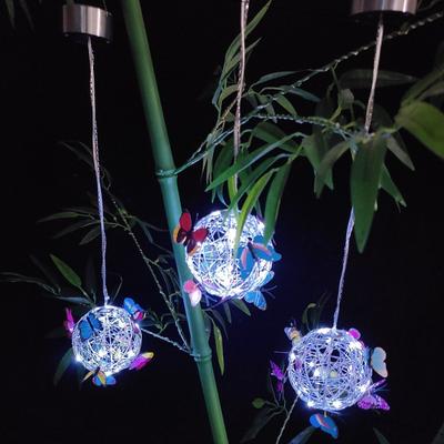 1 Stück neue LED Solar Hängende Baumkugel Simulation Schmetterlingskugel Kronleuchter Außen Gartenlicht Dekorative Aluminiumdraht Kugel Leuchte