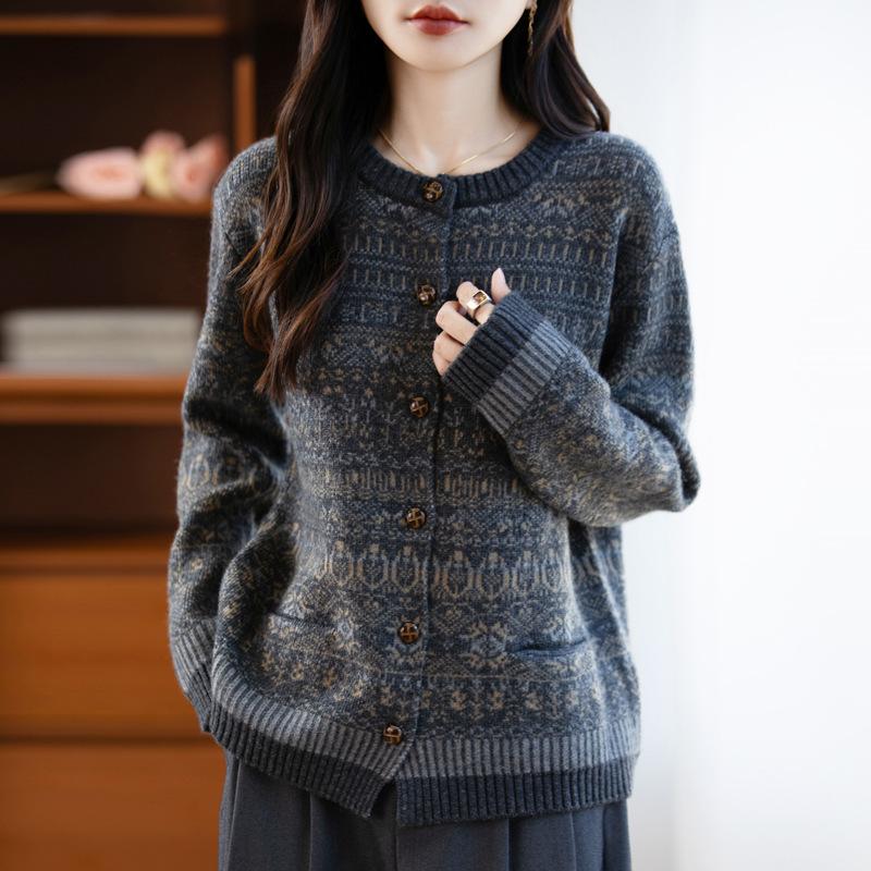 A New Retro Style Thickened Round-neck Knitted Cardigan for Women with Jacquard Loose Top In Autumn and Winter