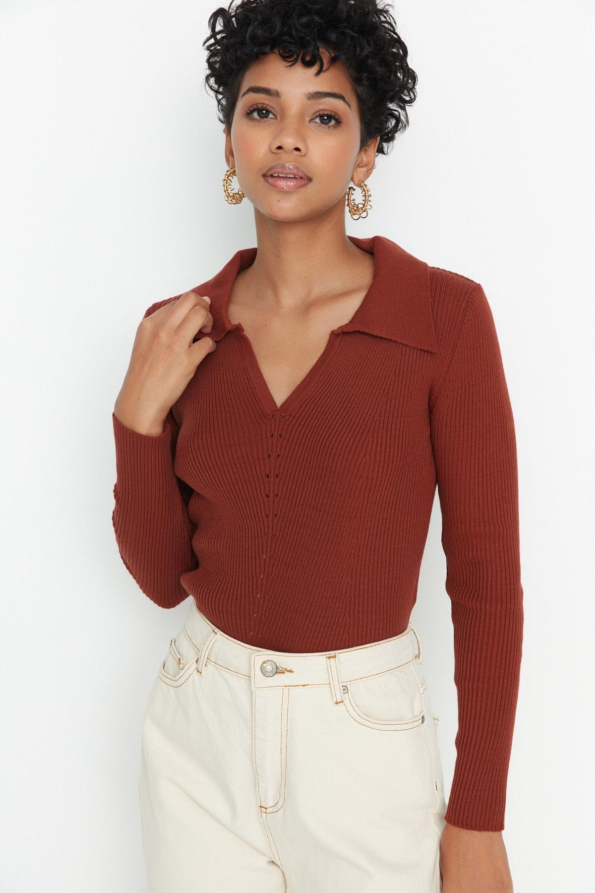 

Коричневый трикотаж с воротником поло TWOAW20KZ0317..