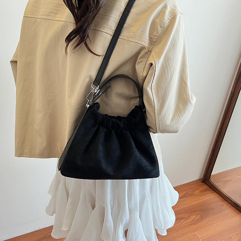 

Large capacity bag women s autumn new niche design messenger bag portable pleated cloud shoulder bag чёрный