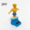 Halkfri Bildekoration Surfarepojke Solcellsdriven Nickleksak, Tecknad Bobblehead som Tillbehör För Skakiga Vägar Instrumentbräda, Automatisk Gungande Skakande Figur