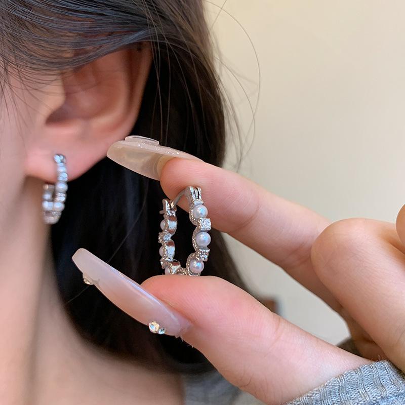 

Elegant and Sparkling Ruyi Buckle inlay Diamond Pearl earrings for women Simple Commuting Classic Earring Hoop Wedding Jewelry серебряный