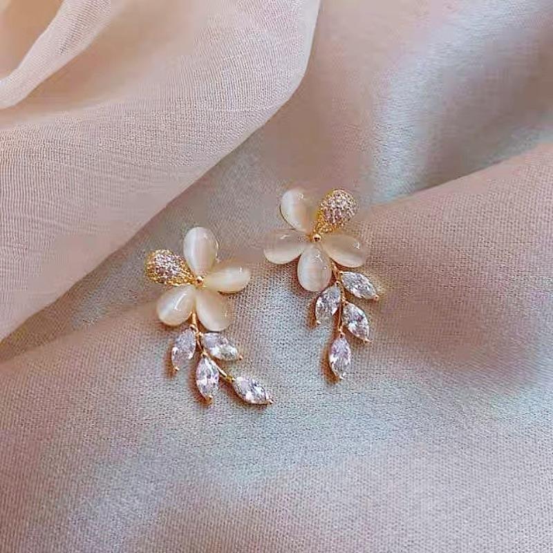 Japan and Korea fashion new opal earrings creative flower simple temperament earrings versatile exquisite trendy earrings