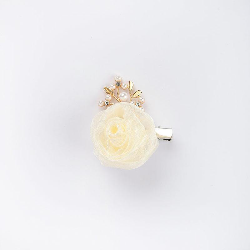 Bílá náramková kytice pro družičku: Náramek s vílími květy pro svatbu a oslavy sestersví