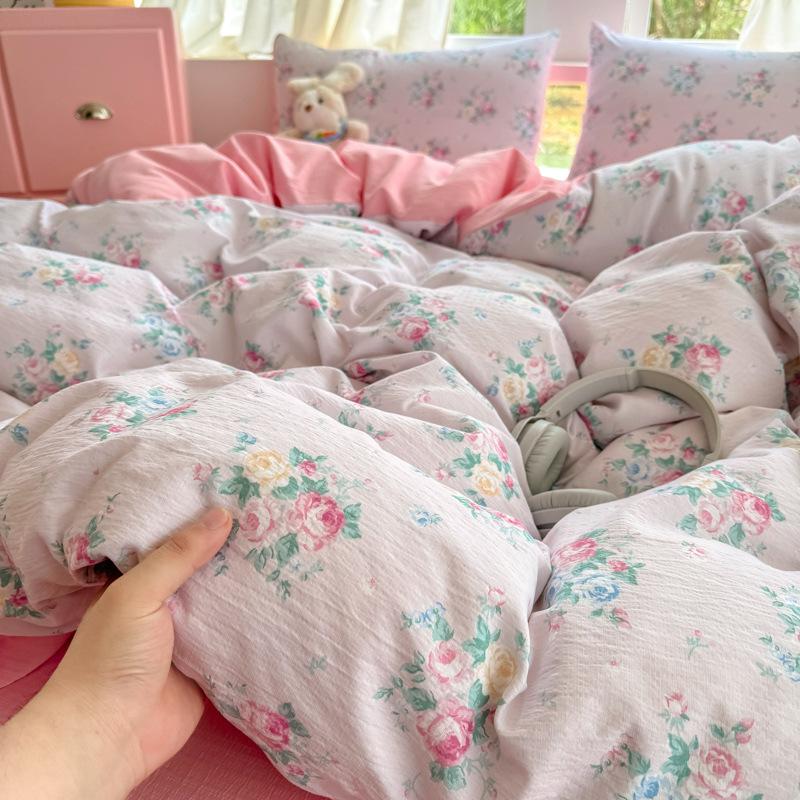 

Набор из 4 предметов: Маленький вязаный хлопковый двухслойный комплект с цветочным облаком для общежития, 3 предмета, мягкий восковой 1.2m bed sheet three pieces quilt cover 1.5 * 2m