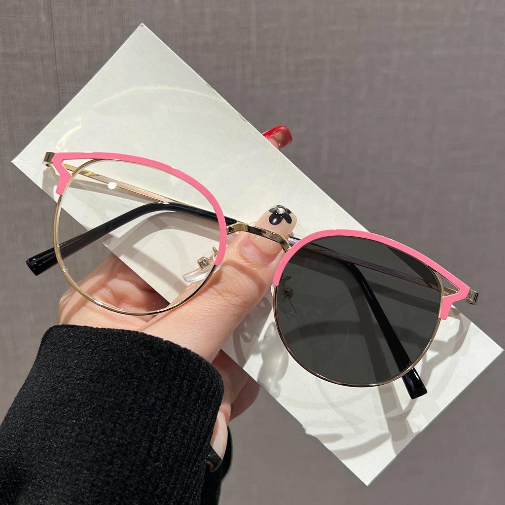 Stylish Cat Ear Frame Photochromic Myopia Glasses Women Luxury Design Metal Frame Color Changing NearSight Eyewear UV Protection
