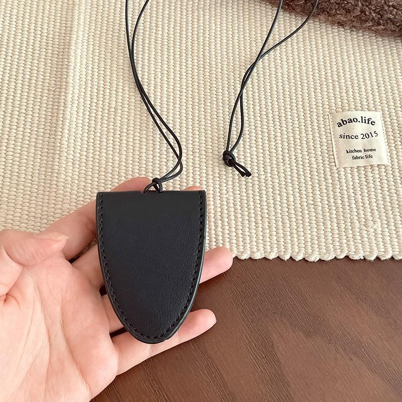 Damen Kunstleder Nackentasche Halskette für Kopfhörer & Brillen mit Schlüsselbein-Kette