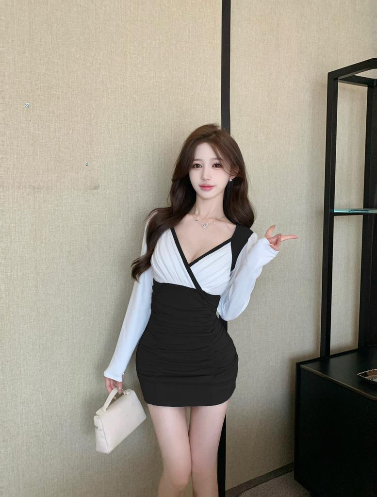 Contrasting color splicing sexy low-cut high-elastic cotton slim-fitting and thin long-sleeved pleated hip-wrapped bottoming dress women