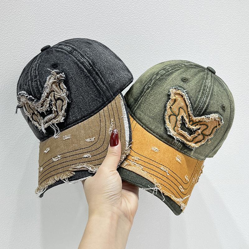 Pălărie de baseball, de epocă, blocată de culoare, spălată, învechită, din denim învechit.