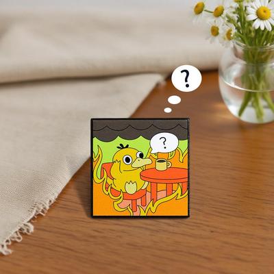 Verwirrte Anime-Ente in Flammen Emaille-Pin - Niedliches Anstecknadel-Abzeichen Geschenk für Freunde