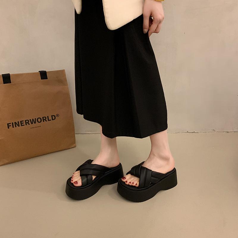 Neue Hausschuhe mit dickem Boden für Damen-Sommer-Outdoor-Bekleidung gehen aus, um die Höhe zu erhöhen, Französische 2025 Keilsandalen super Feuer Modegefühl a