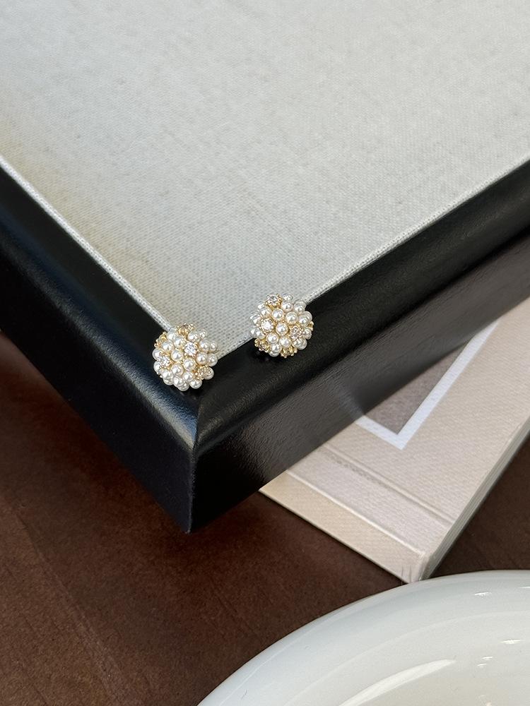 Delicate zircon pearl mini stamen stud earrings, high-end light luxury temperament earrings, new models