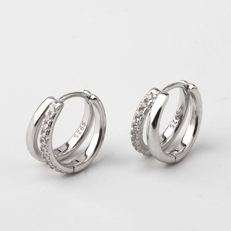 

Элегантные серебряные серьги-хагги двойного слоя с бриллиантами - Нишевый дизайн, Высокая мода, Универсальные аксессуары для ушей