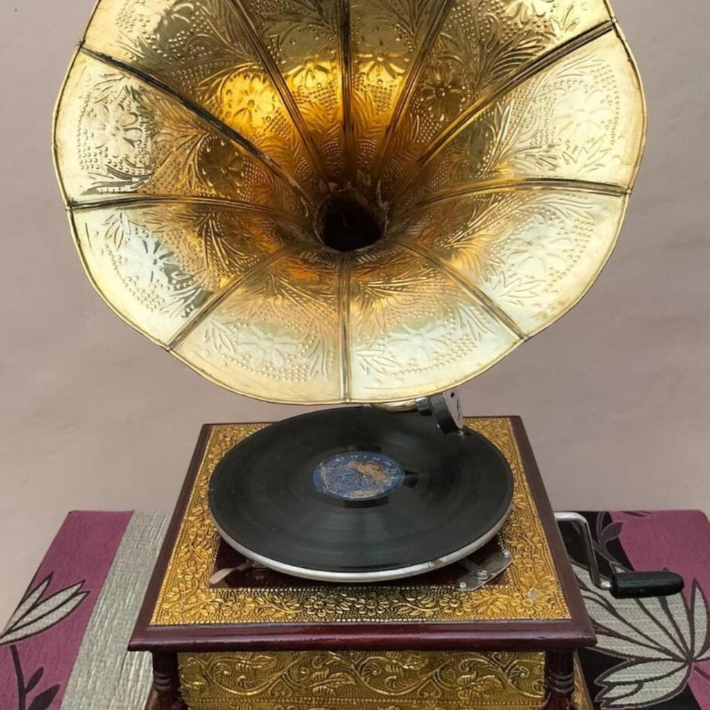 Vintage-Revival: Designer Aufzieh-Grammophon - Ein elegantes Phonograph für die Heim- oder Bürodekoration Messing-Design
