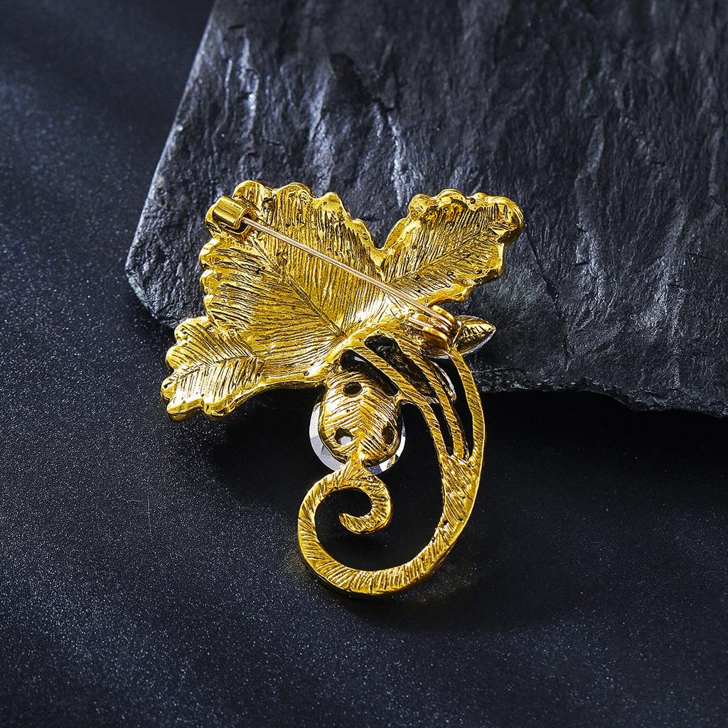 Retro Exquisite Fashion Flower Brooch Temperament Versatile High-end Clothing Accessories Pin Anti-light Dress Accessories