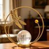 Künstliche Kristallkugel mit goldenem Metallständer Moderne Blatt-/Schmetterlings-/Libellen-Skulptur mit Glaskugel für Regal Couchtisch TV-Schrank Büro