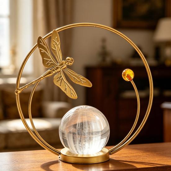 Künstliche Kristallkugel mit goldenem Metallständer Moderne Blatt-/Schmetterlings-/Libellen-Skulptur mit Glaskugel für Regal Couchtisch TV-Schrank Büro