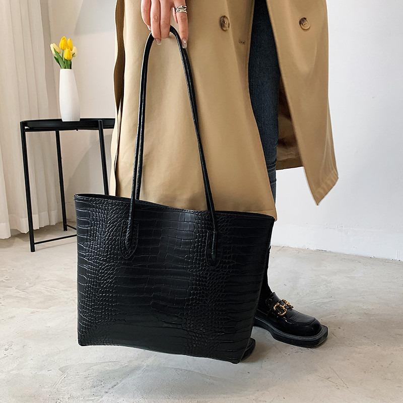 High-texture bag for women's autumn and winter new trendy tote bag for college students in class, large capacity under one shoulder and armpit.