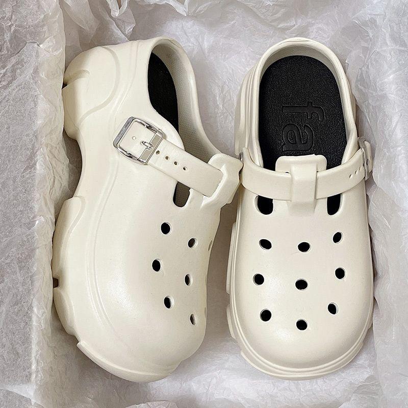 

Новые туфли с отверстиями для увеличения роста 2025 года, носить на пляже, пляжная сумка, шлепанцы с одной педалью, и женские крутые шлепанцы. 36 белый