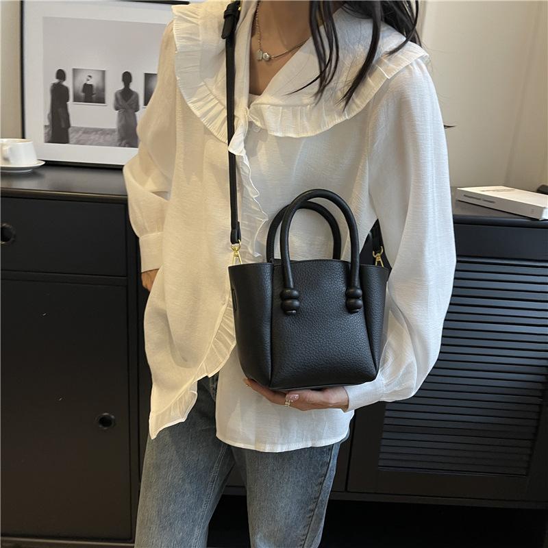 

Модная женская сумка из искусственной кожи, летняя, новая, простая, однотонная, через плечо, повседневная женская сумка-ведро с ручкой (20cm<Max Length<30cm)