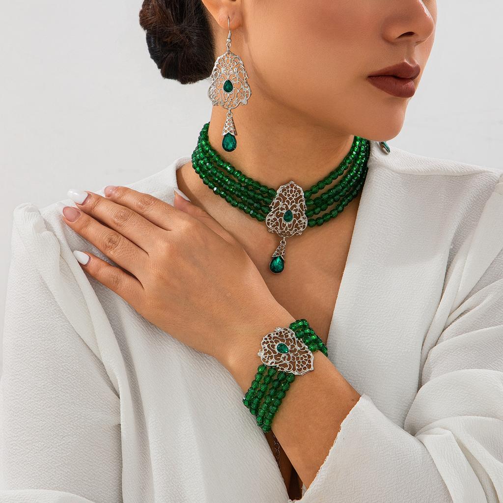 Retro Court Style Imitation Pearl Beaded Collarbone Necklace, Temperament Diamond-Set Hollow Flower Plate Collar Female