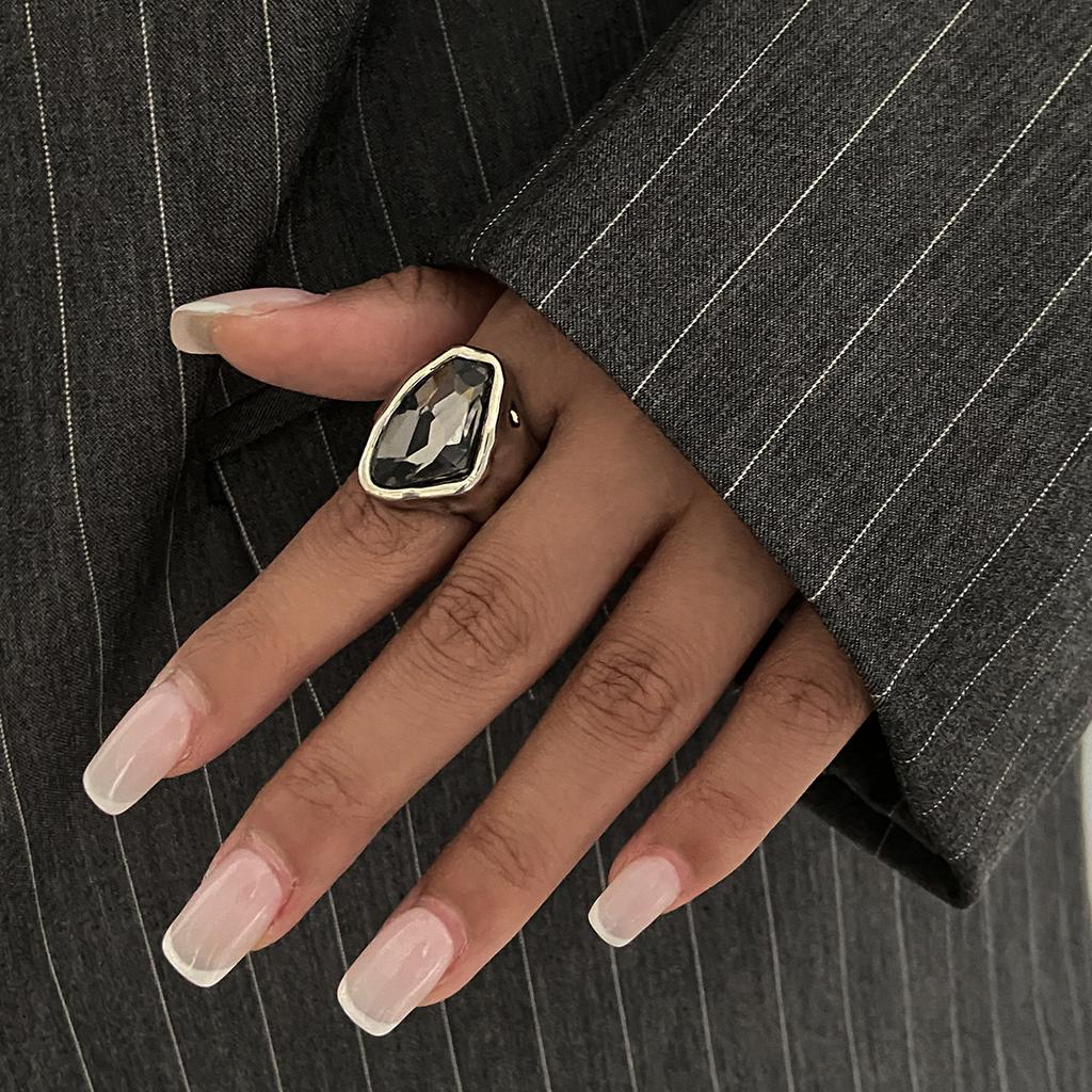 Neuer Grauer Kristall Geometrischer Ring Damen Minimalistisches Design Silberfarbe Quadratische Fingerringe Asymmetrischer Zirkon Tägliche Wear Schmuck