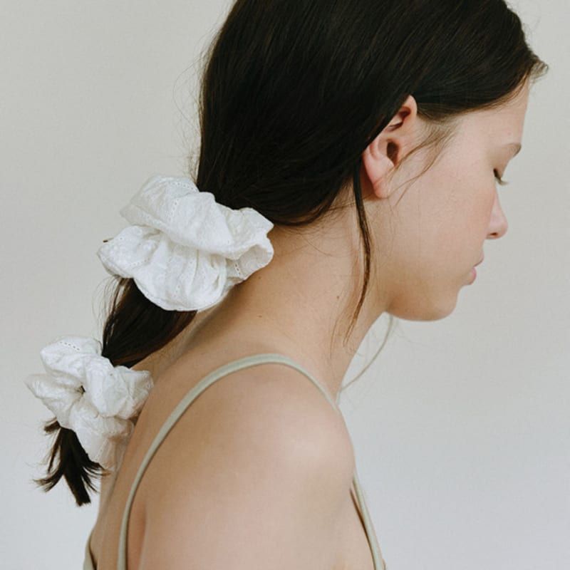 ANDNEEDS Punching scrunchie (white)