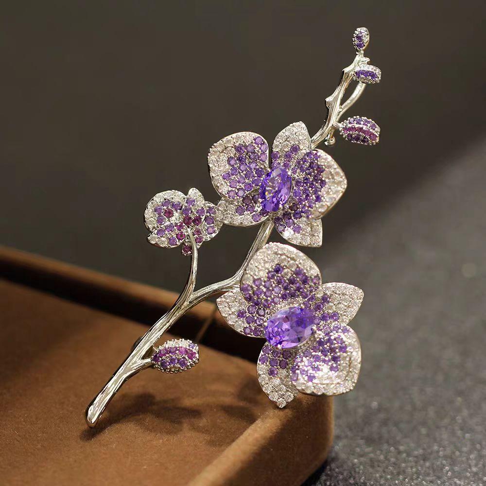 

New temperament purple Phalaenopsis brooch exquisite and elegant full zirconium corsage light luxury clothing pin срібний