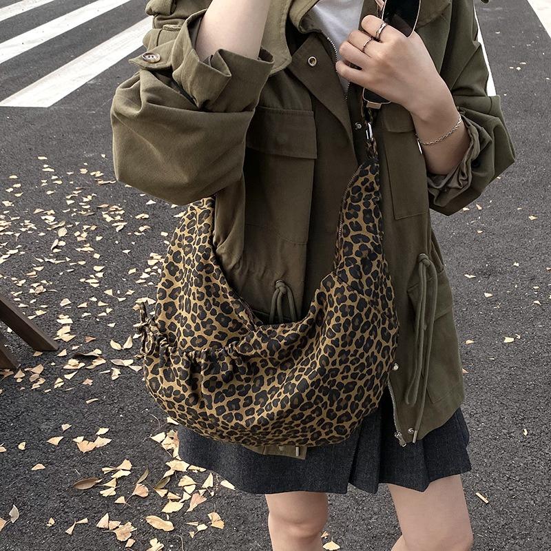 Winter new casual lazy leopard print tote bag women's student class versatile commuter messenger bag