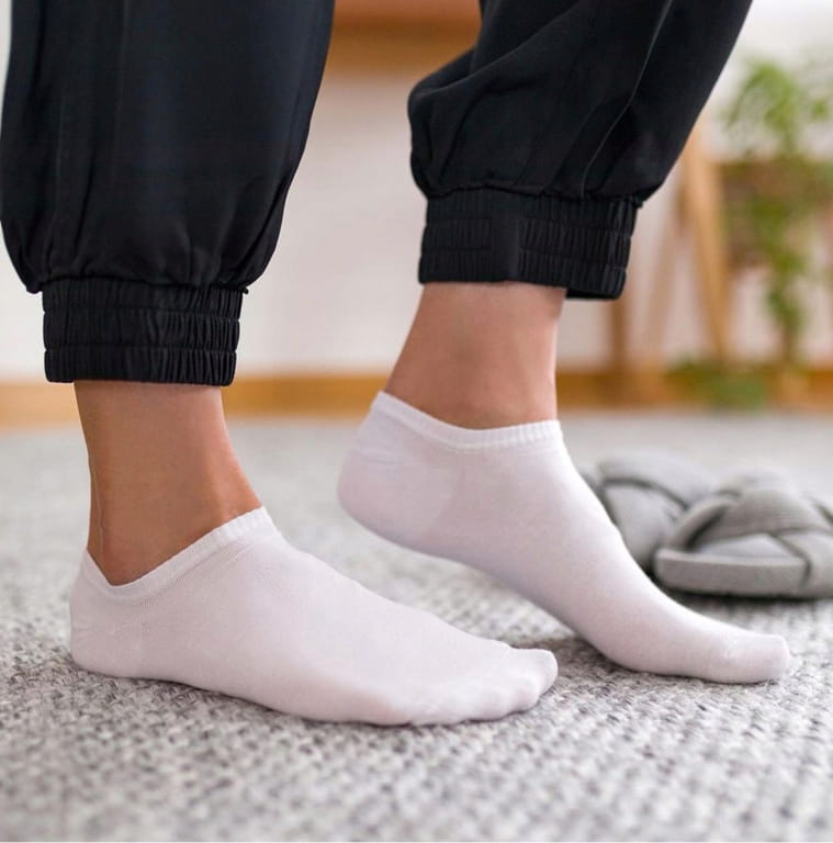 pairs of universal socks, white, size 3944