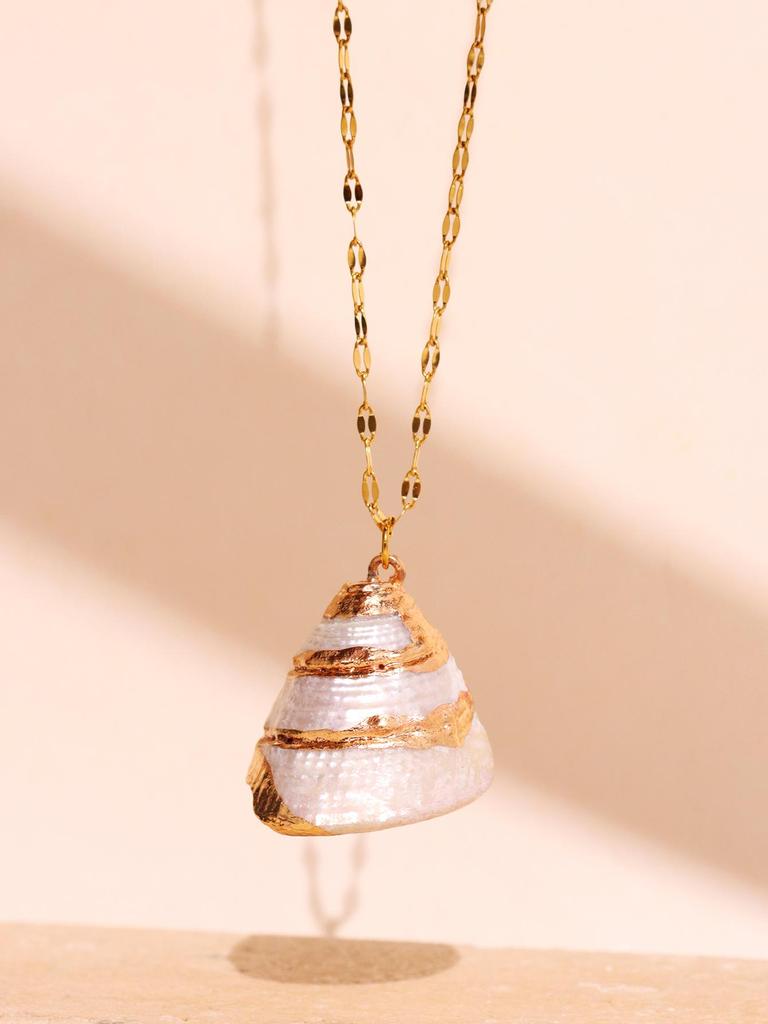 Retro Gold-Tone Shell Pendant Necklace Unique Layered DIY Fashion Jewelry for Women Perfect for Beach Vacations Gift Idea
