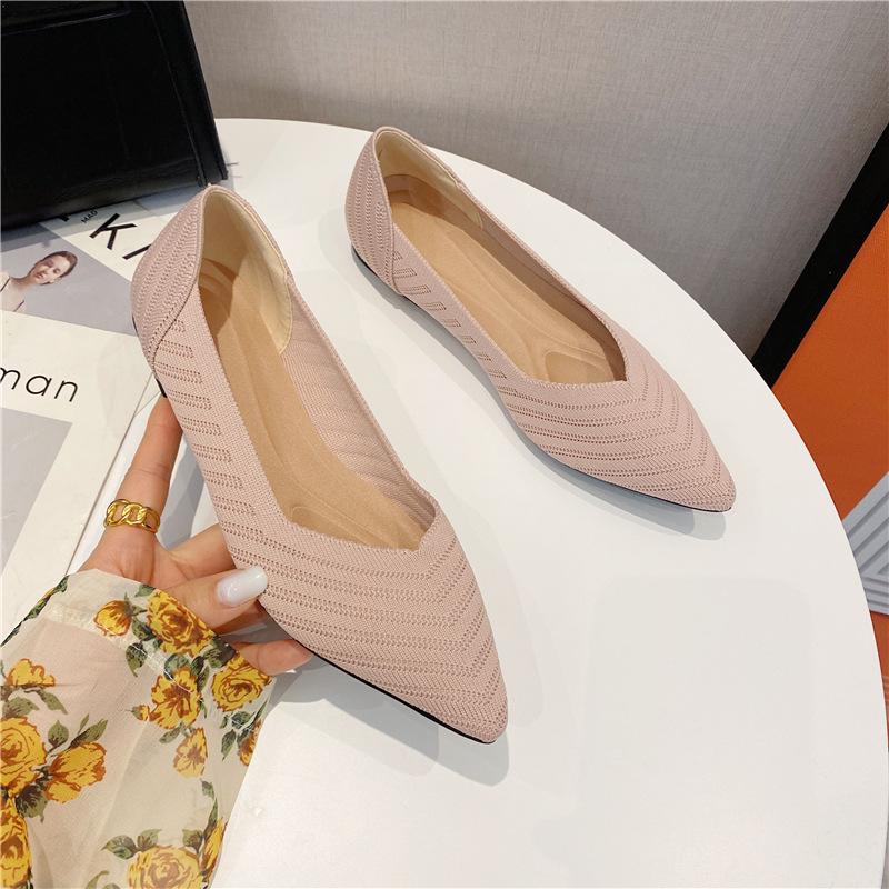 

У новой принцессы такие же летящие вязаные женские туфли, остроносые и дышащие туфли на плоской подошве, вязаные удобные туфли на мягкой подошве. 40