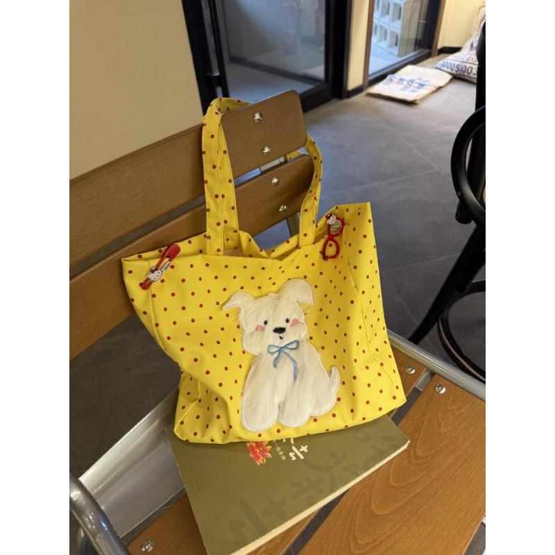 

Эта сумочка отличается большой вместимостью, высокими эстетическими стандартами и является универсальной летней повседневной сумкой-тоут. жёлтый